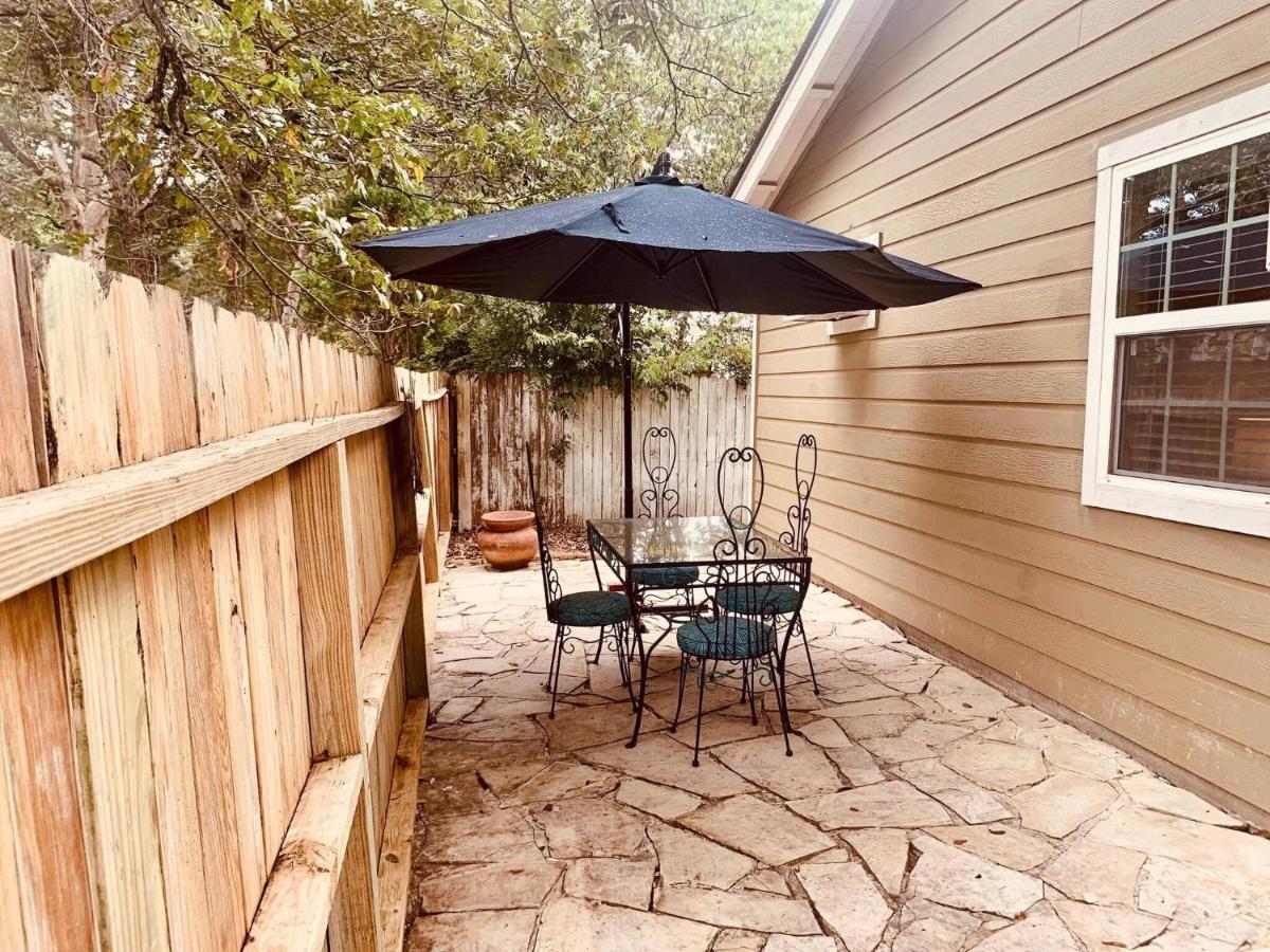 Elm Street Cottage Seguin Exterior photo